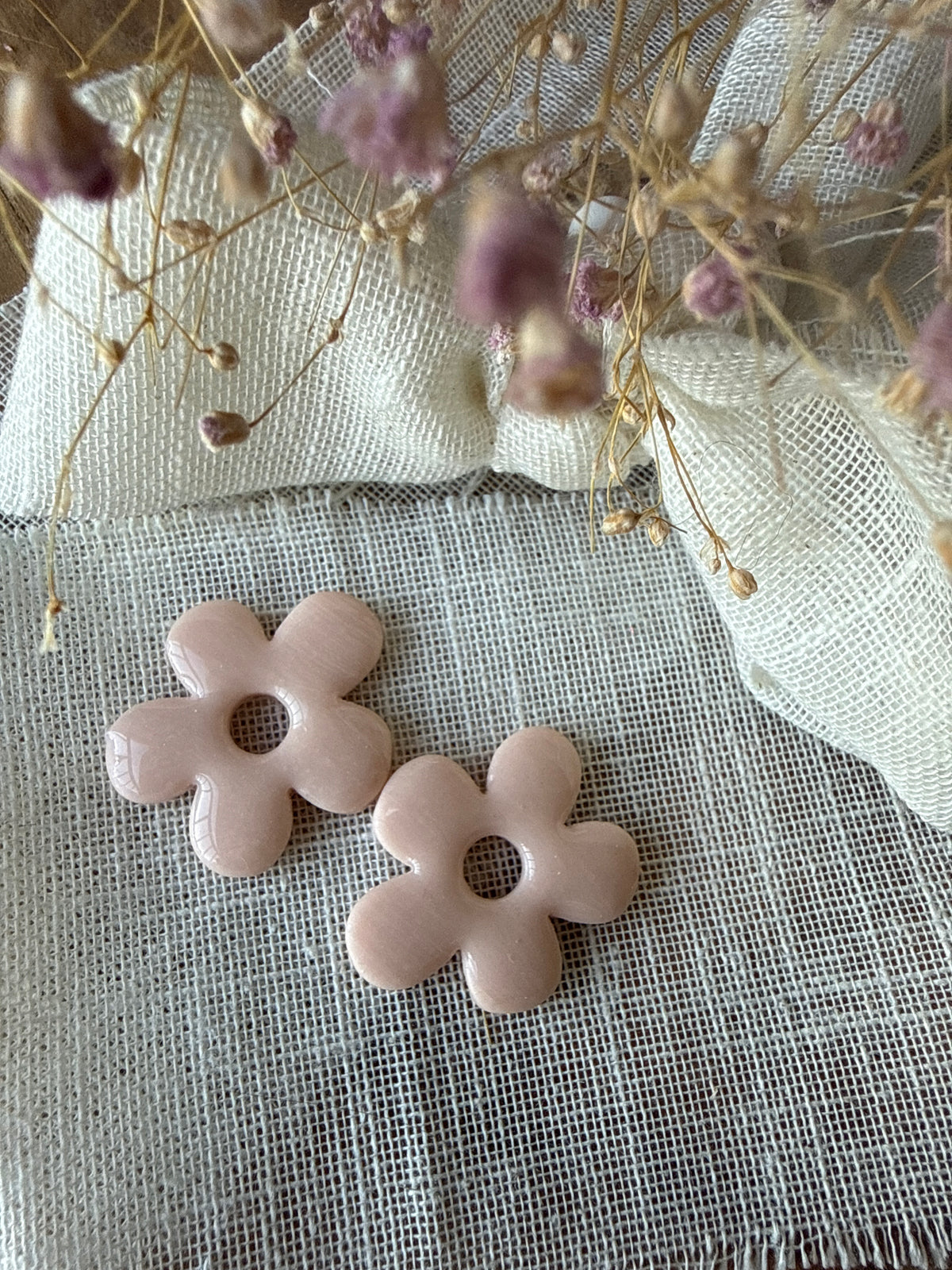 Mystère – Pampilles fleuries en pâte polymère Rose pastel