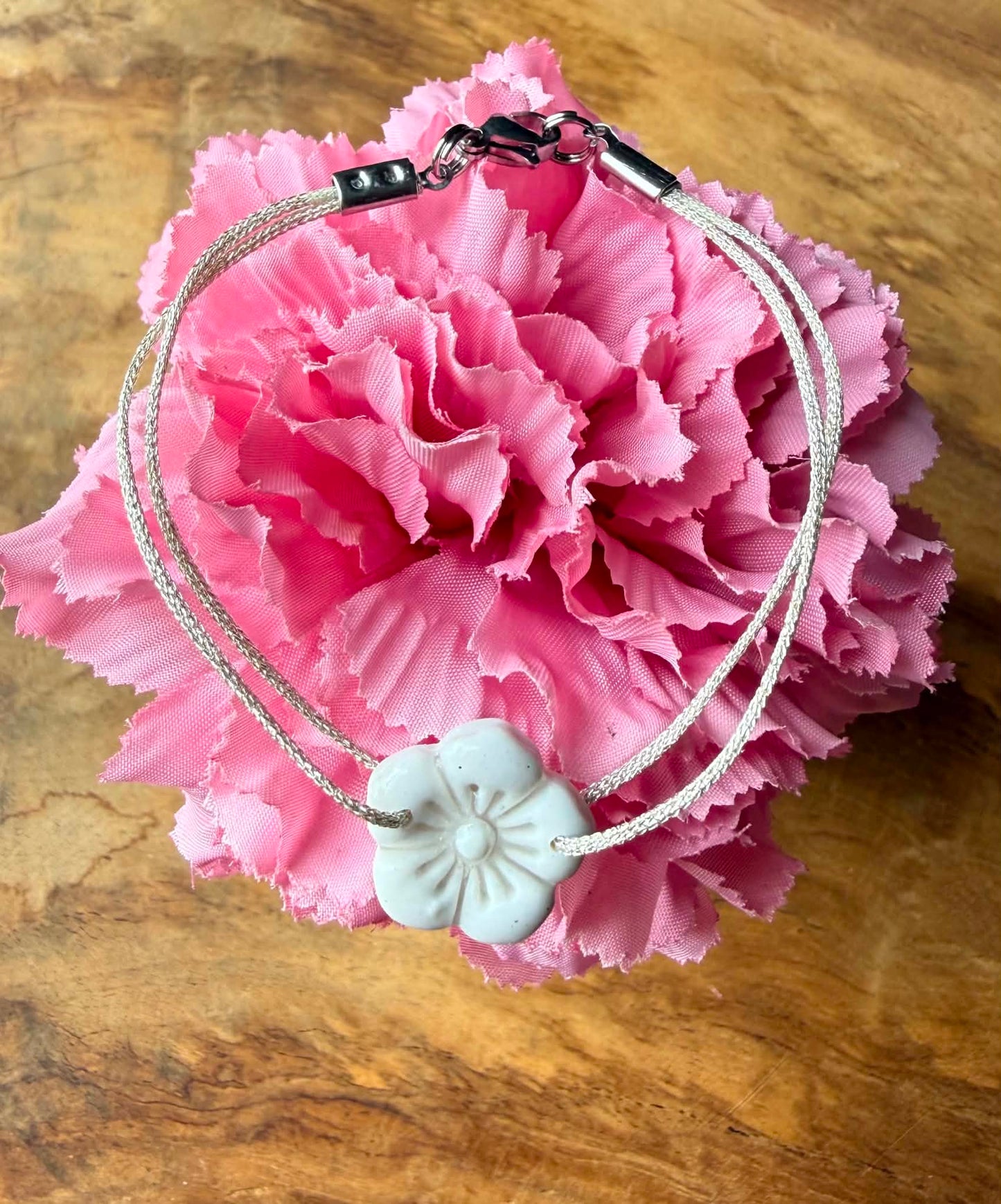 Bracelet Louisa – Fleur artisanale en pâte polymère 🌸