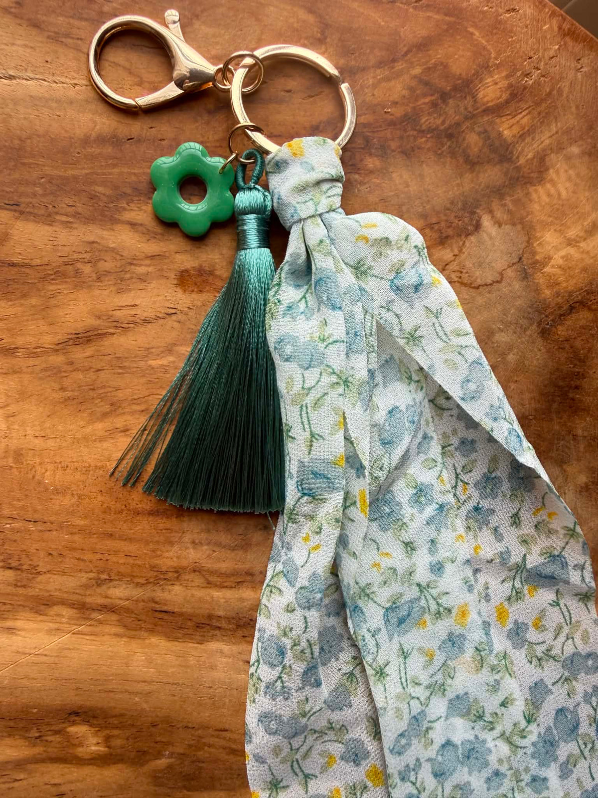 Porte-clés / Bijou de sac fleuri avec pampille artisanale réversible