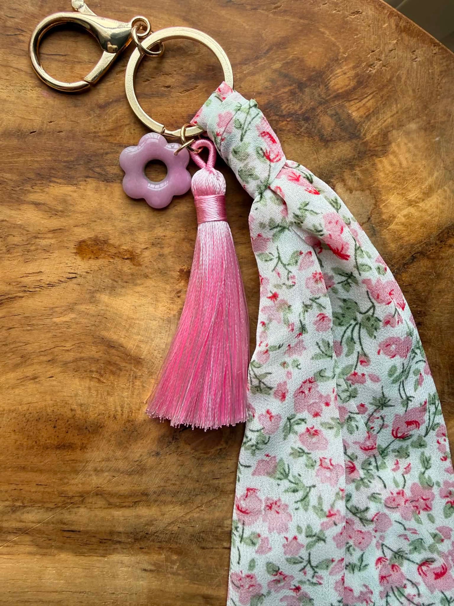 Porte-clés / Bijou de sac fleuri avec pampille artisanale réversible