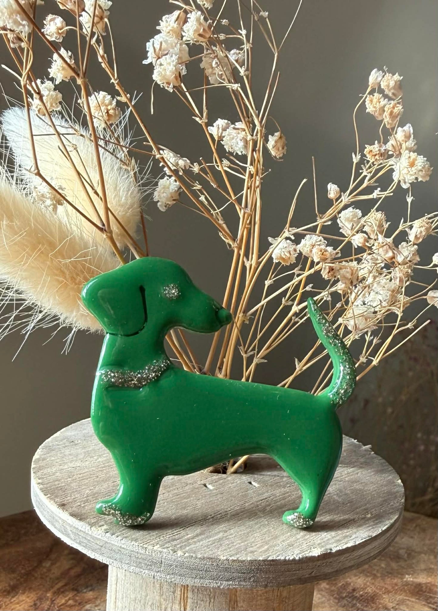 Broche chien "Bahia" – Pâte polymère & résine UV