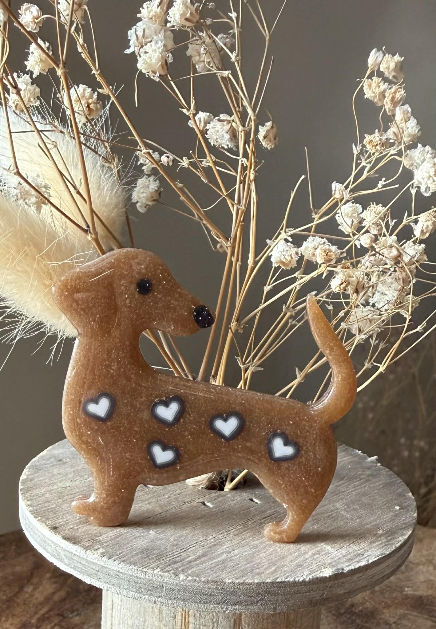 Broche chien "Bahia" – Pâte polymère & résine UV