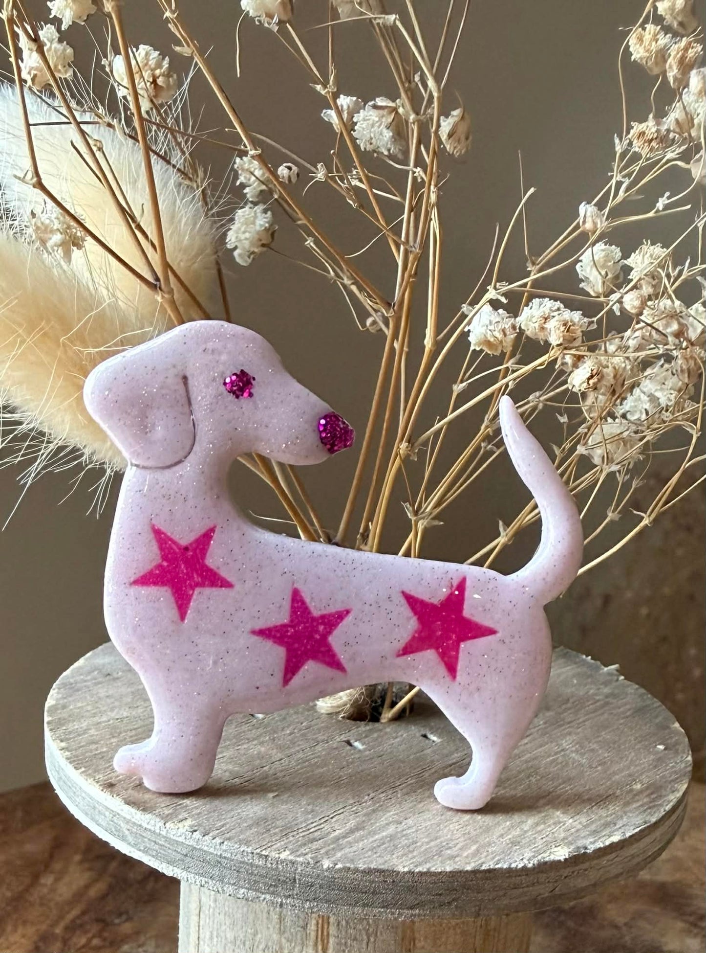 Broche chien "Bahia" – Pâte polymère & résine UV
