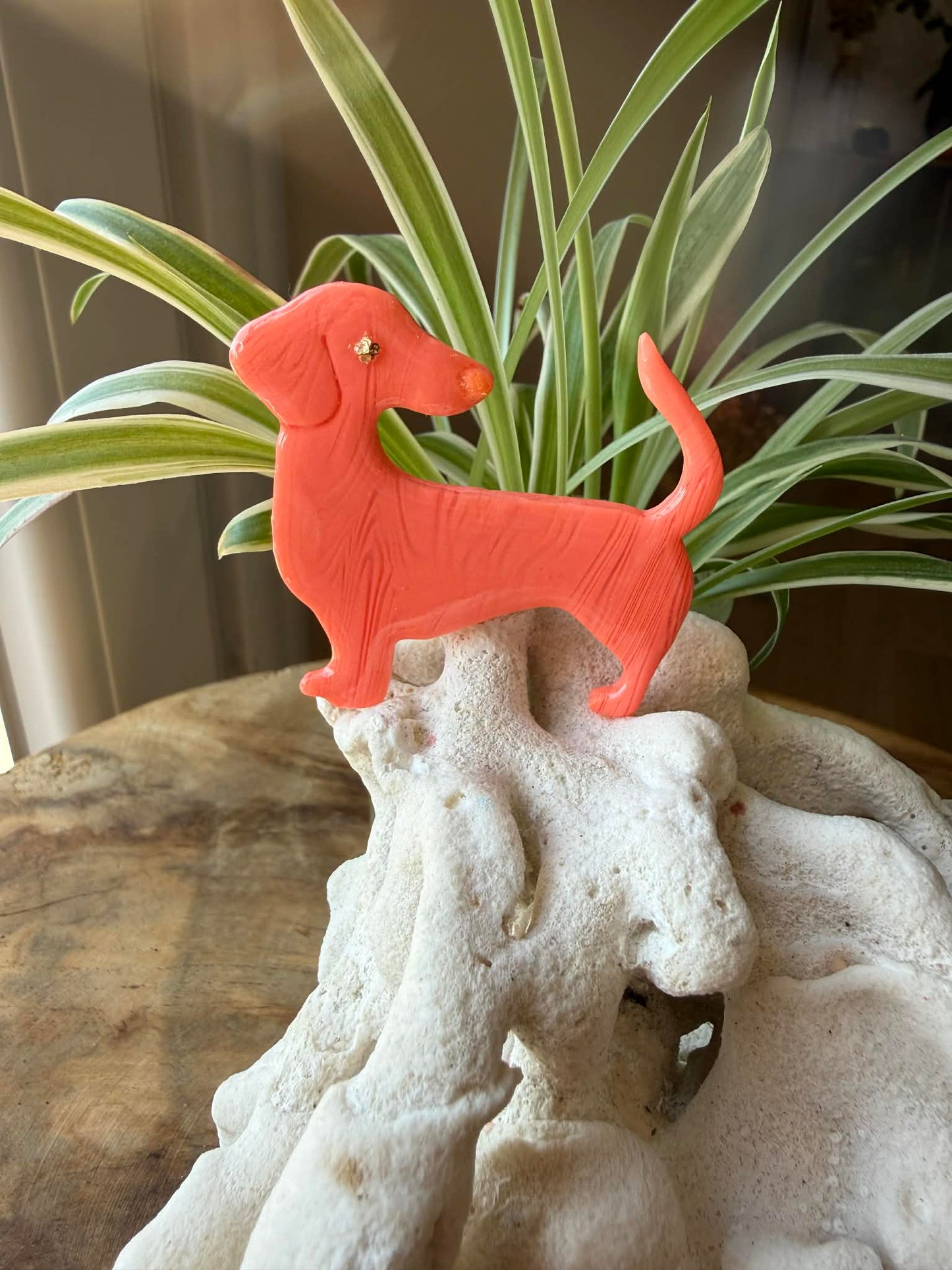 Broche chien "Bahia" – Pâte polymère & résine UV