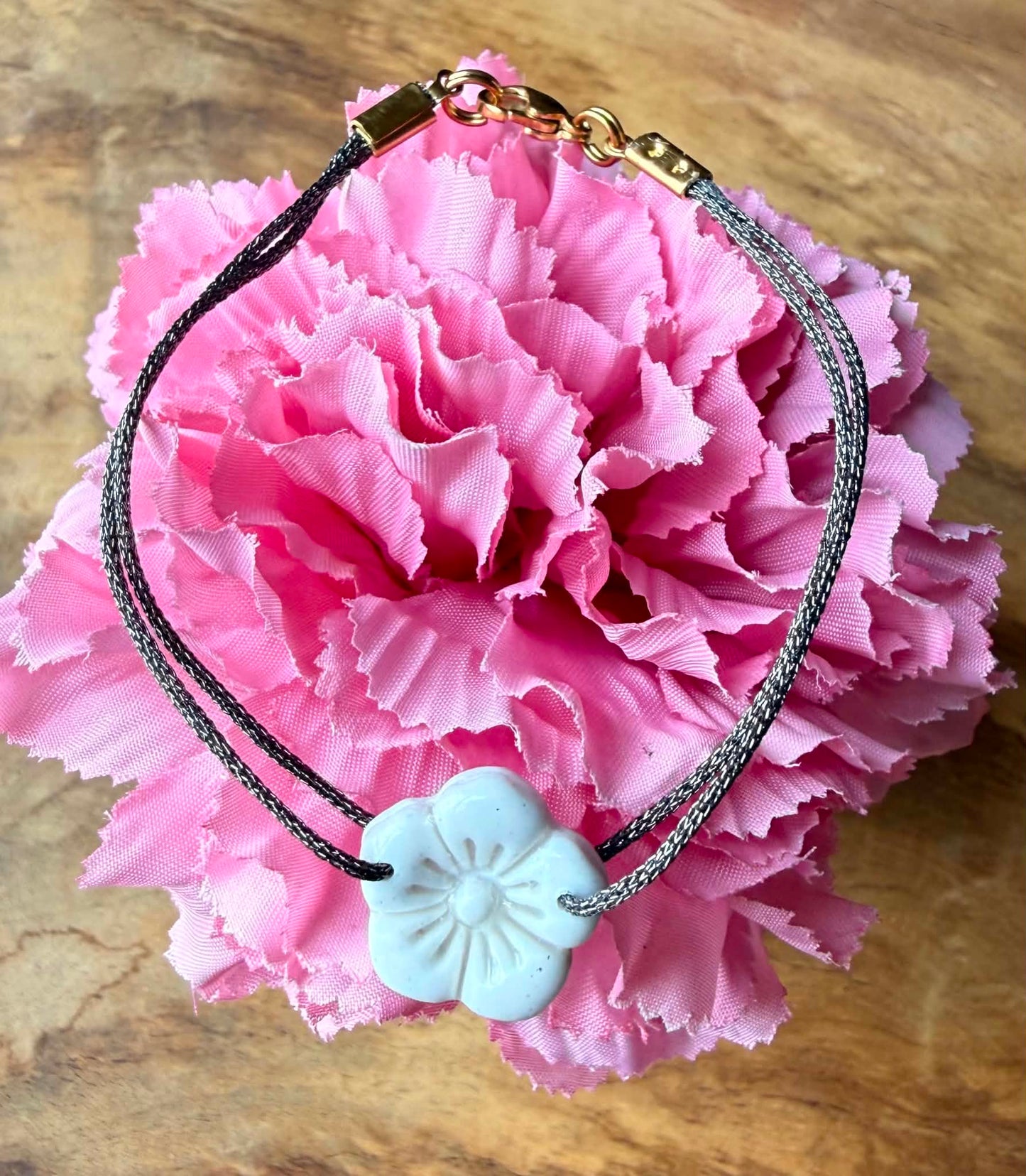 Bracelet Louisa – Fleur artisanale en pâte polymère 🌸