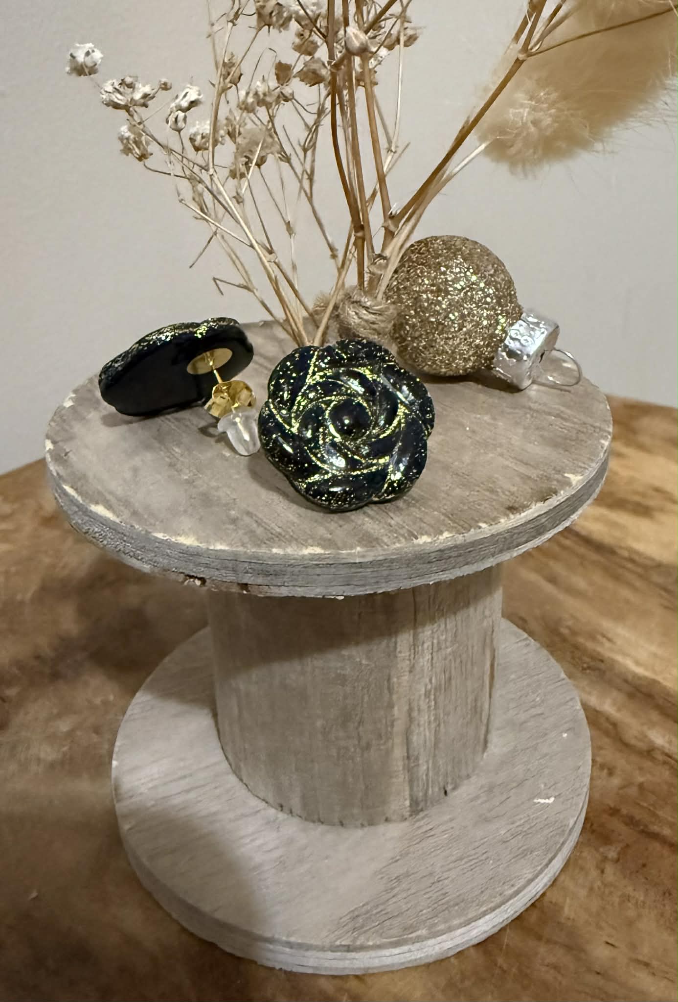 Puces d’oreilles «Rose»  – Noires Or ou Argent