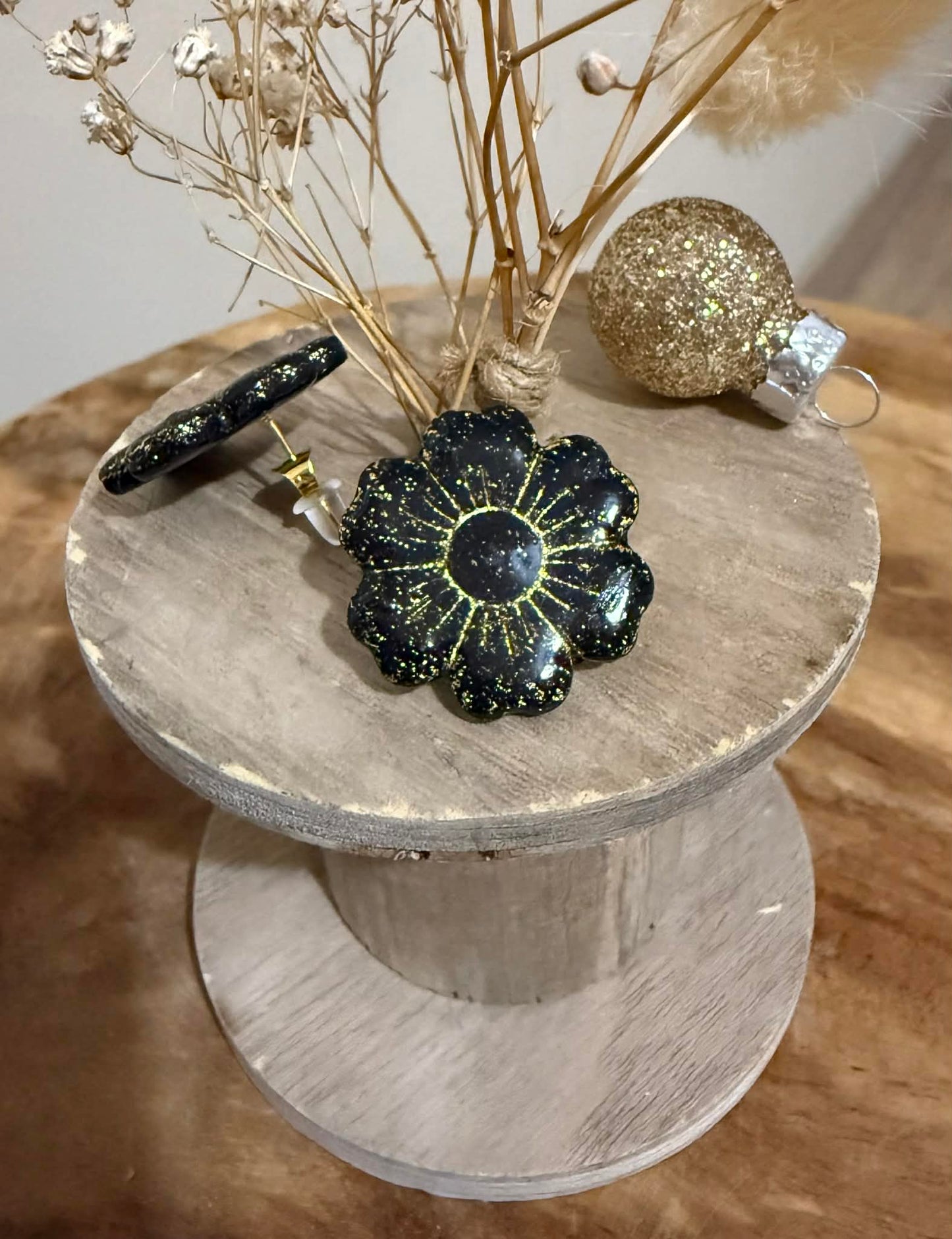 Puces d’oreilles « Betty » – Fleur 6 pétales – Noires & Or ou Argent