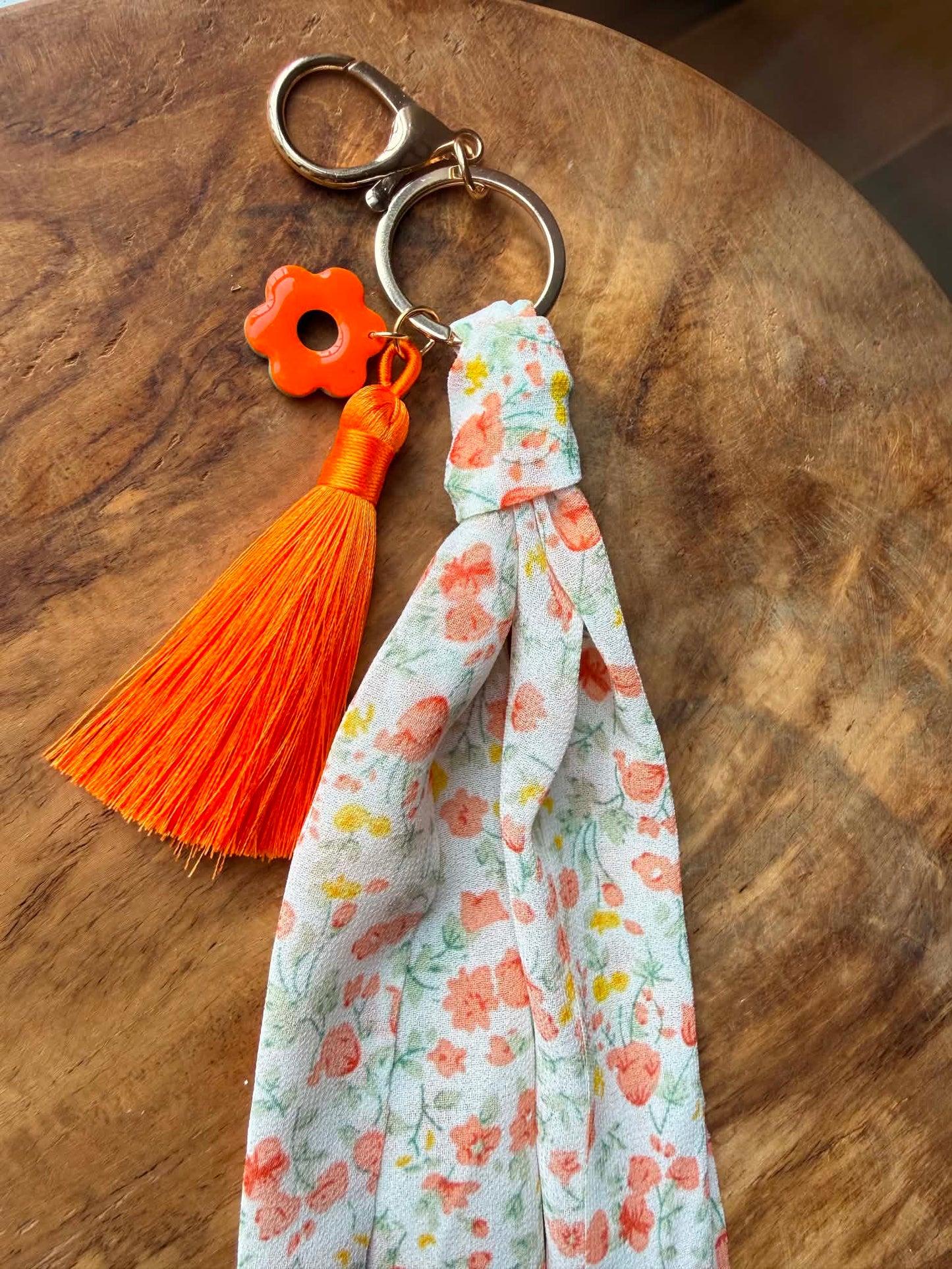 Porte-clés / Bijou de sac fleuri avec pampille artisanale réversible