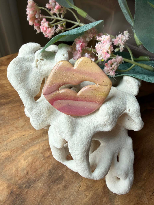 Broche "Kiss"– Pâte polymère & résine UV (Copie)