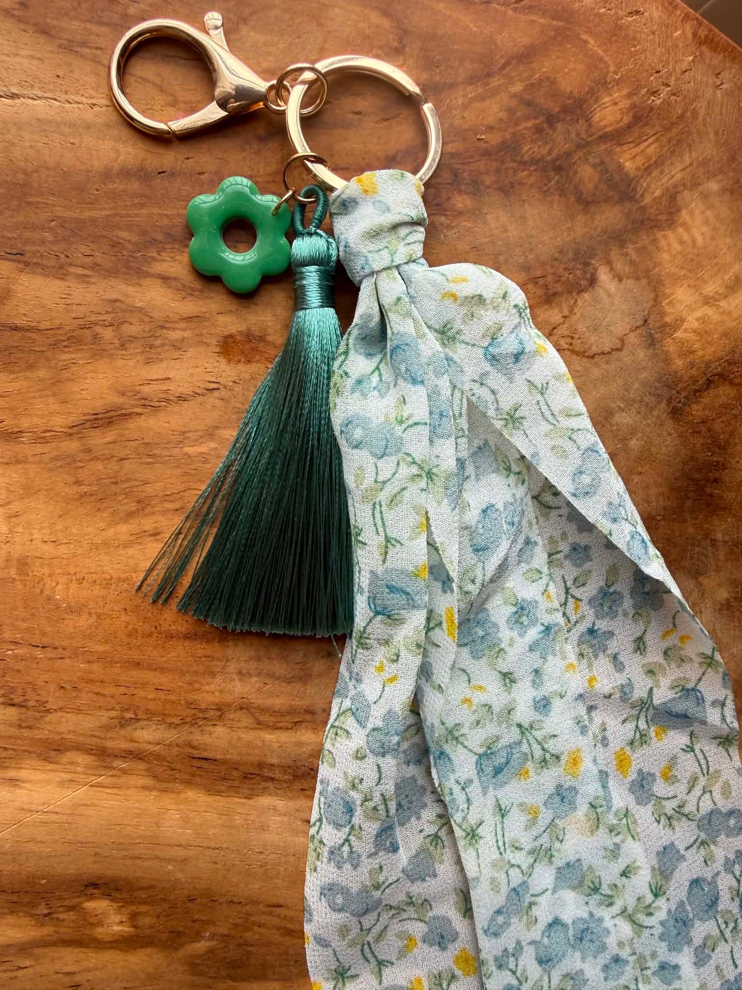 Porte-clés / Bijou de sac fleuri avec pampille artisanale réversible