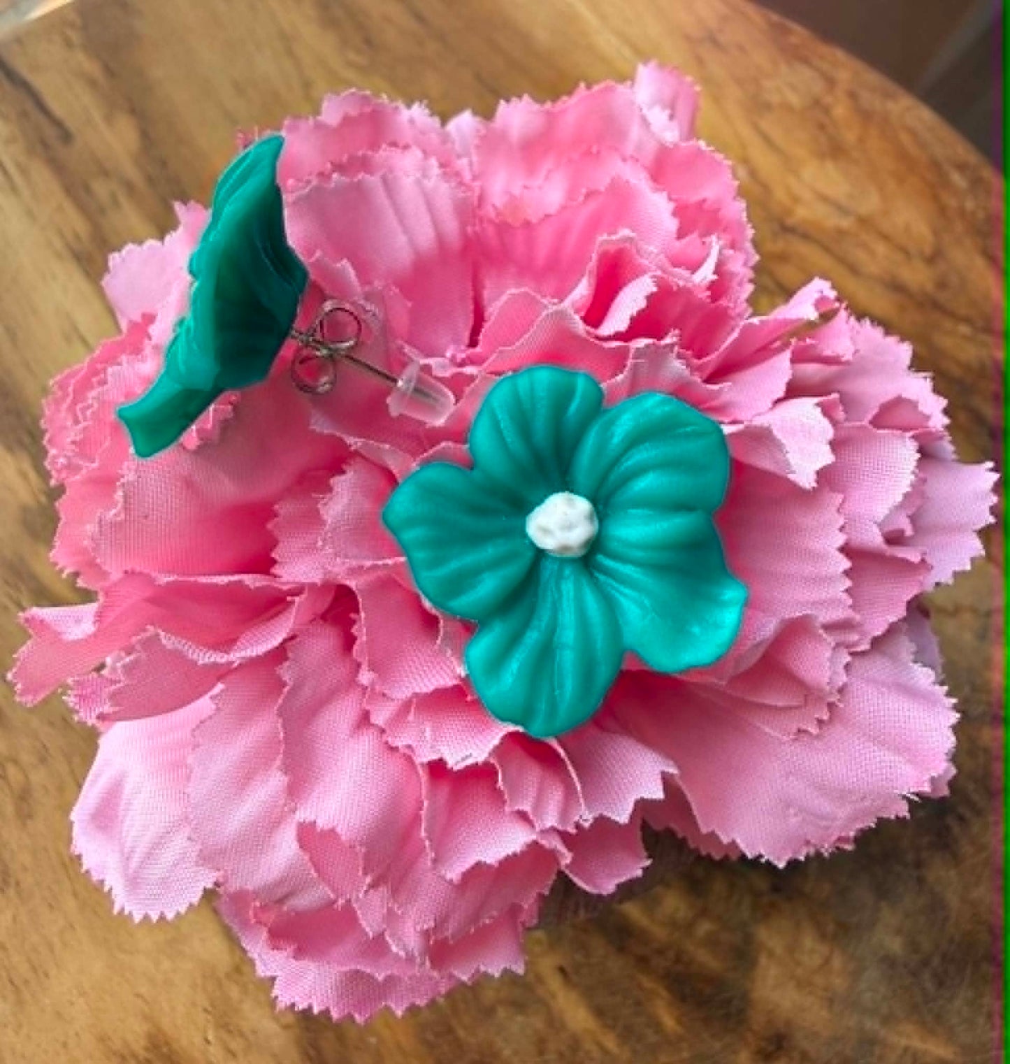 Puces d'oreilles Fleur en pâte polymère – Fabrication artisanale