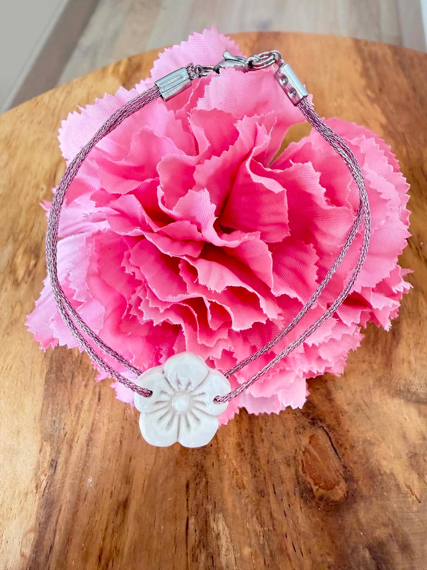 Bracelet Louisa – Fleur artisanale en pâte polymère 🌸