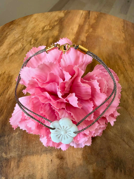 Bracelet Louisa – Fleur artisanale en pâte polymère 🌸