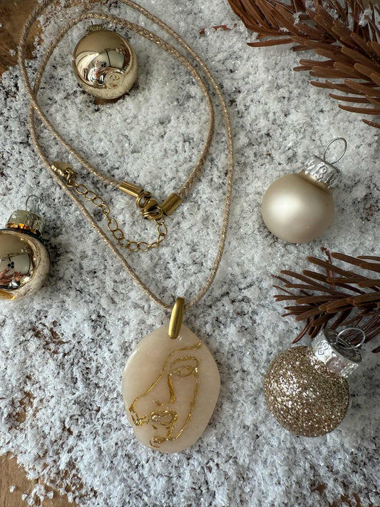 Collier cordon Sofie – Pampille en pâte polymère façonnée à la main