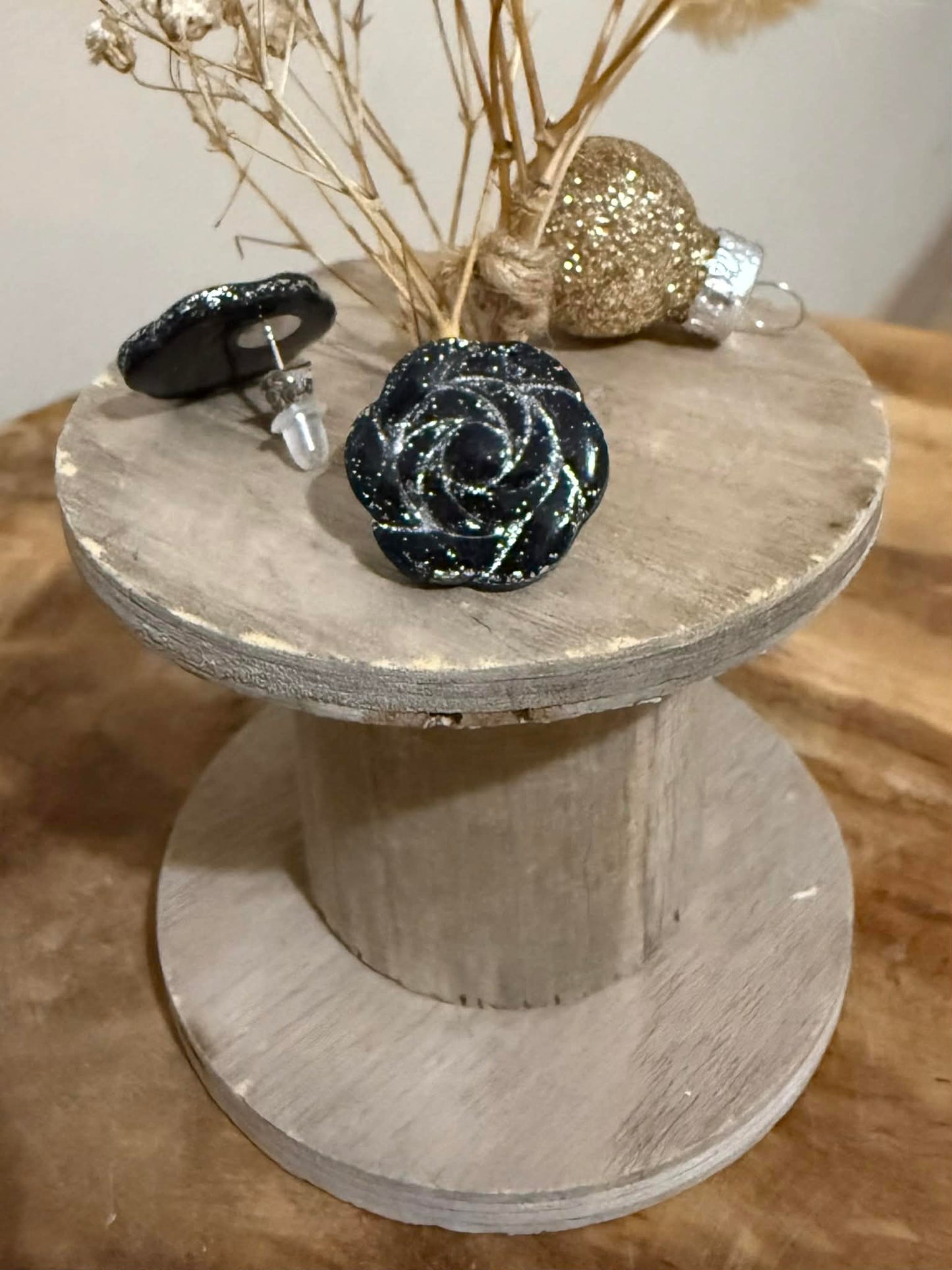 Puces d’oreilles «Rose»  – Noires Or ou Argent