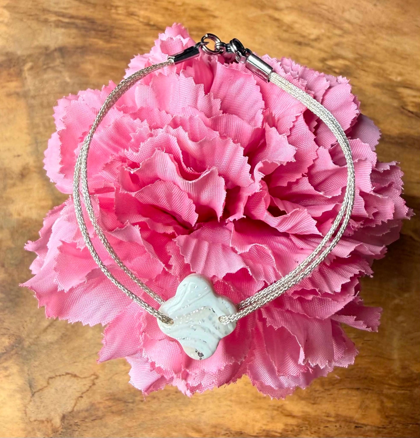 Bracelet Romy – Fleur artisanale en pâte polymère 🌸