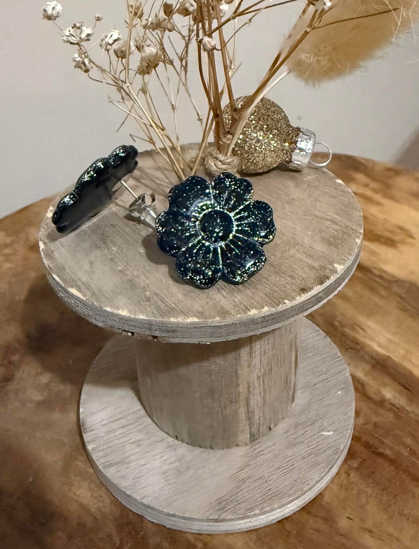 Puces d’oreilles « Betty » – Fleur 6 pétales – Noires & Or ou Argent