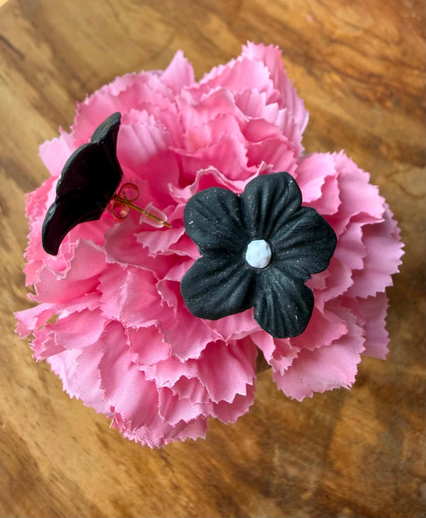 Puces d'oreilles Fleur en pâte polymère – Fabrication artisanale